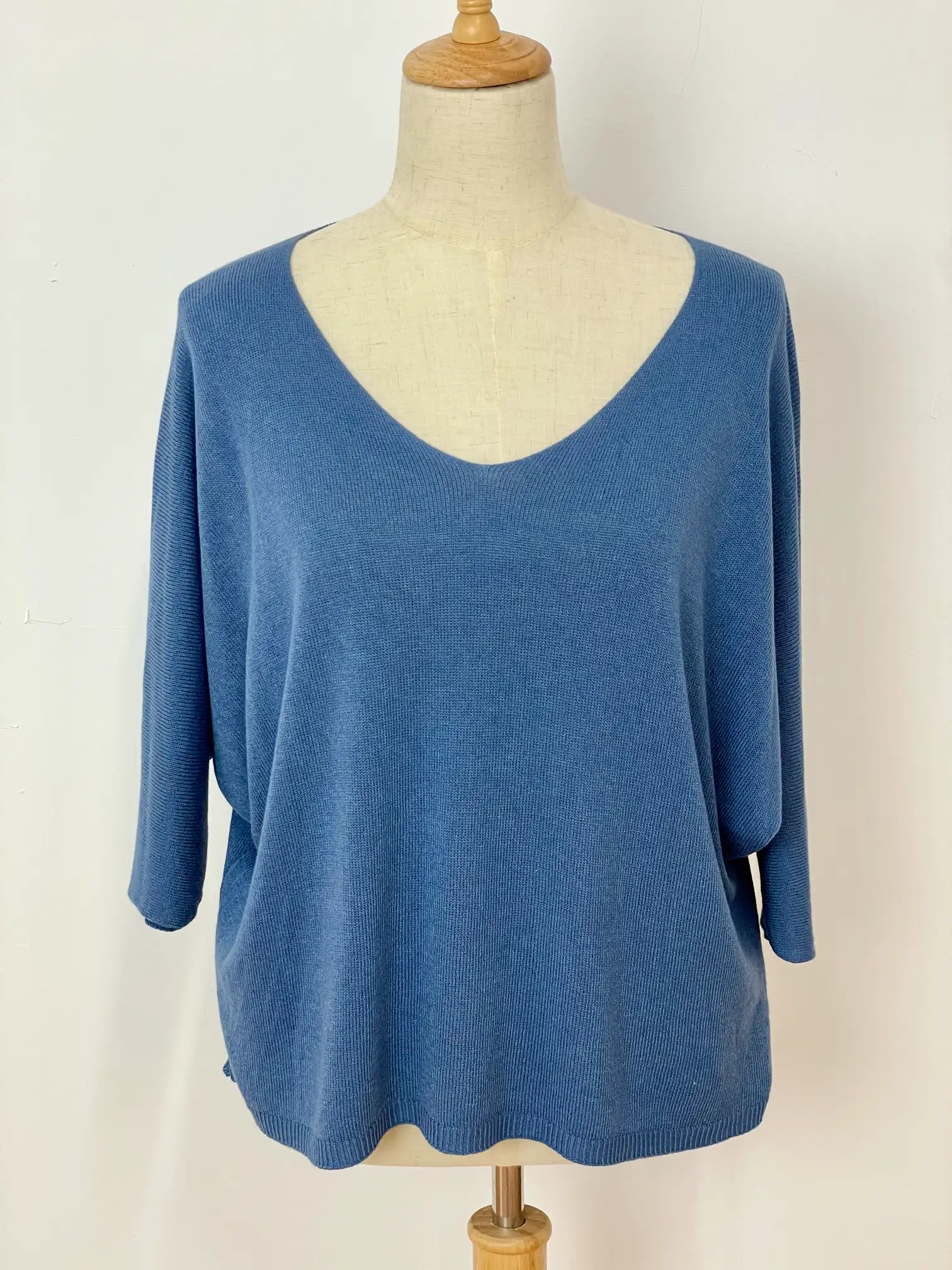 Jersey azul con mangas de murciélago